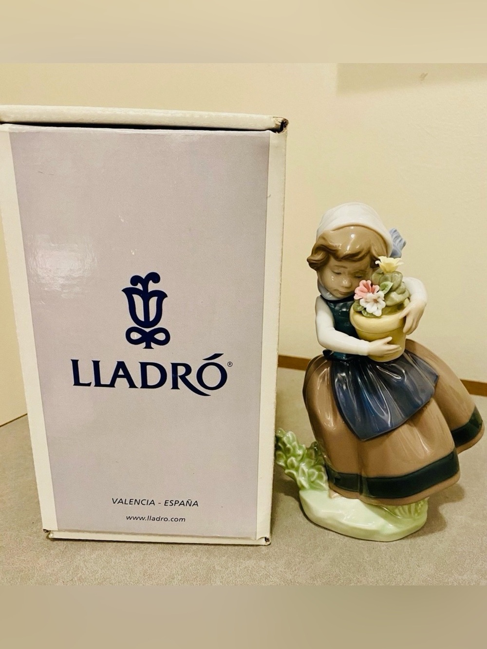 Lladró Porcelain Figurine - Spring Is Here Girl with Flowers #05223